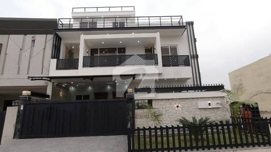Corner House Available For sale In D-12/1 Corner House Available For sale In D-12/1