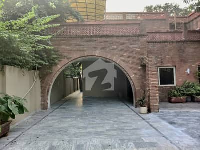 کیولری گراؤنڈ لاہور میں 5 کمروں کا 1 کنال مکان 3.5 لاکھ میں کرایہ پر دستیاب ہے۔