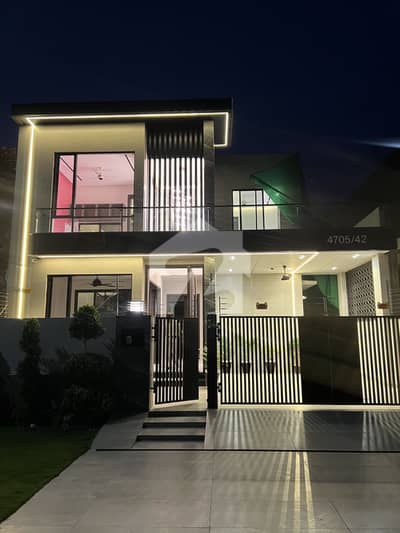 10 Marla 5 Bedrooms owner built brand new House