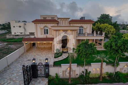 100% ORIGNAL KANAL EYE CATCHING SUPERB LUXURY BUNGALOW FOR SALE ON TOP LOCATION