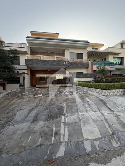 A Very Beautiful, Spacious And Luxurious 10 Marla House Is Available At A Prime Location. This House Fulfills All The Needs Of A Complete Family In Every Aspect.