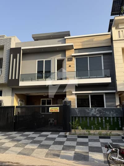 A Very Beautiful, Spacious And Luxurious 7 Marla House Is Available At A Prime Location. This House Fulfills All The Needs Of A Complete Family In Every Aspect.
