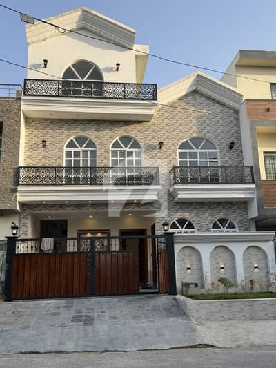 A Very Beautiful, Spacious And Luxurious 7 Marla House Is Available At A Prime Location. This House Fulfills All The Needs Of A Complete Family In Every Aspect.