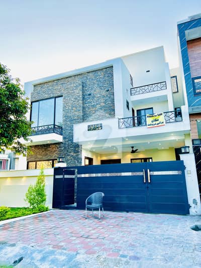 8 Marla Beautiful House For Sale Gulberg | Park Facing Location 8 Marla Beautiful House For Sale Gulberg | Park Facing Location