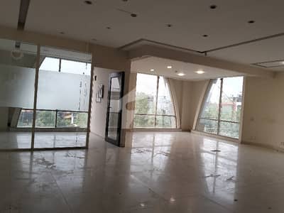 ڈی ایچ اے فیز 4 ڈی ایچ اے ڈیفینس,لاہور میں 6 مرلہ Studio دفتر 1.2 لاکھ میں کرایہ پر دستیاب ہے۔