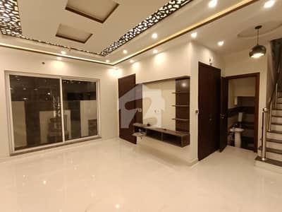 8 MARLA HOUSE AVAILABLE FOR RENT