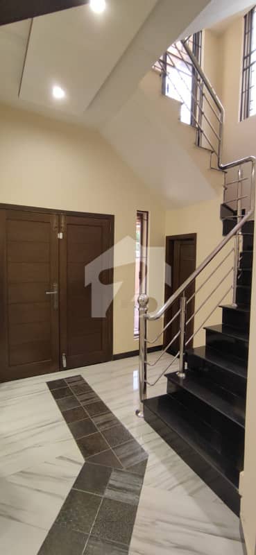 10 Marla Beautiful Upper Portion To Park And Market In Sector B Bahria Town Lahore