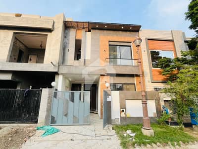 لیک سٹی رائیونڈ روڈ,لاہور میں 4 کمروں کا 5 مرلہ مکان 1.3 لاکھ میں کرایہ پر دستیاب ہے۔ لیک سٹی رائیونڈ روڈ,لاہور میں 4 کمروں کا 5 مرلہ مکان 1.3 لاکھ میں کرایہ پر دستیاب ہے۔