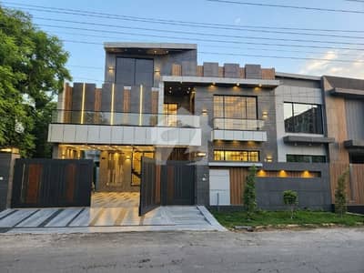 1 kanal house available for sale ultra modern first entry Luxery house for sale in Engeenering town sector B 100 feet road near wapdatown ext Lahore