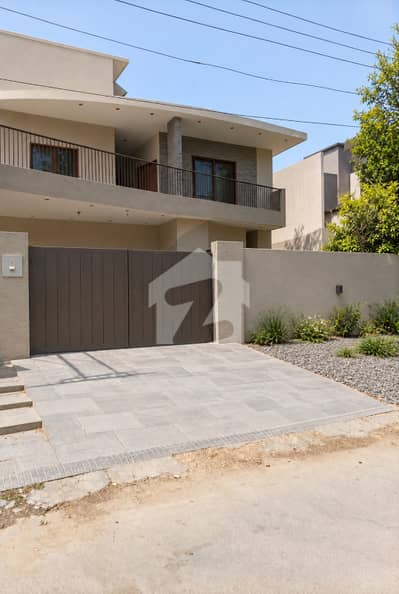 550 Square Yards House For Sale In The Perfect Location Of DOHS Phase 1