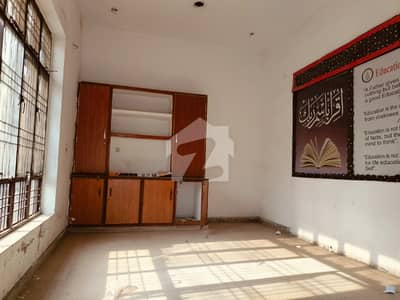 1 Kanal Commercial Building For Rent