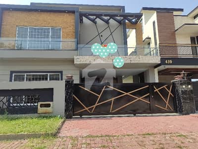 بحریہ ٹاؤن فیز 8 ۔ بلاک ای بحریہ ٹاؤن فیز 8,بحریہ ٹاؤن راولپنڈی,راولپنڈی میں 5 کمروں کا 10 مرلہ مکان 4.2 کروڑ میں برائے فروخت۔