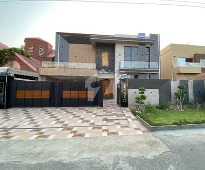 1-Kanal Modern State-State-Of-The-Art Bungalow For Sale In Valancia Town Lahore Facing Park 40'Road Near Masjid