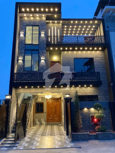 J Block 6 Marla Brand New House For Sale At Hot Location