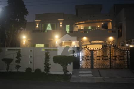1 Kanal Plus Corner Plot House With 70 Ft Front