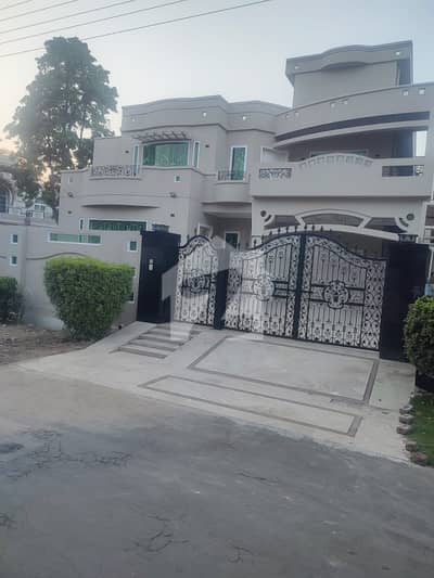 1 Kanal Plus Corner Plot House With 70 Ft Front