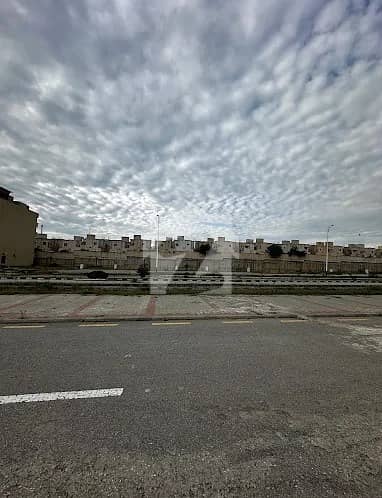 DHA Phase 7 Lilly Block Ready comercial