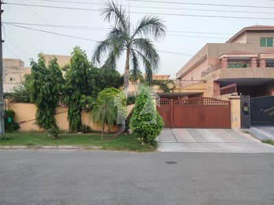 Valencia 28 Marla old House at prime location 60 feet road