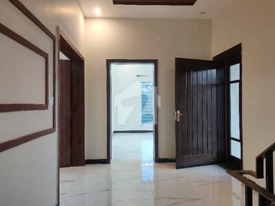 1 Kanal Upper Portion Available For Rent