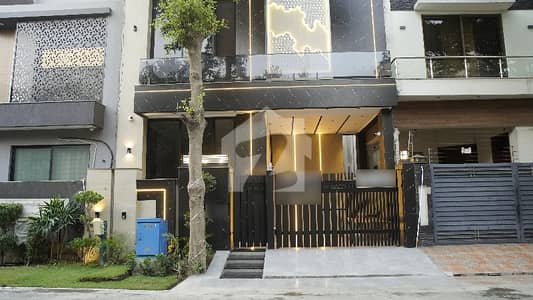 ڈی ایچ اے 9 ٹاؤن ۔ بلاک سی ڈی ایچ اے 9 ٹاؤن,ڈیفنس (ڈی ایچ اے),لاہور میں 3 کمروں کا 5 مرلہ مکان 3.3 کروڑ میں برائے فروخت۔