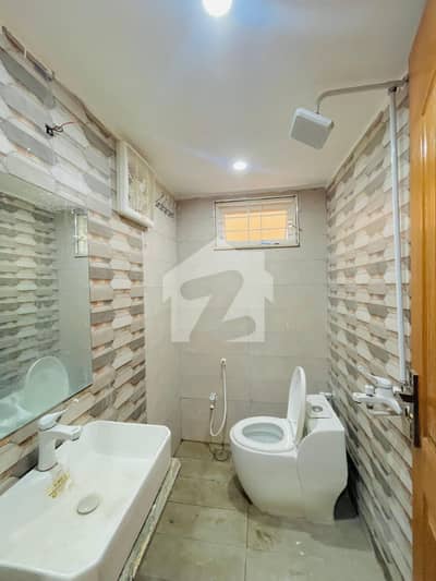 Second floor 6 Marla with 3 beds available for rent In dream gardens Lahore