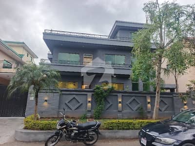 F-11 600'Gaz Beautiful Upper Portion Separate Gate for Rent