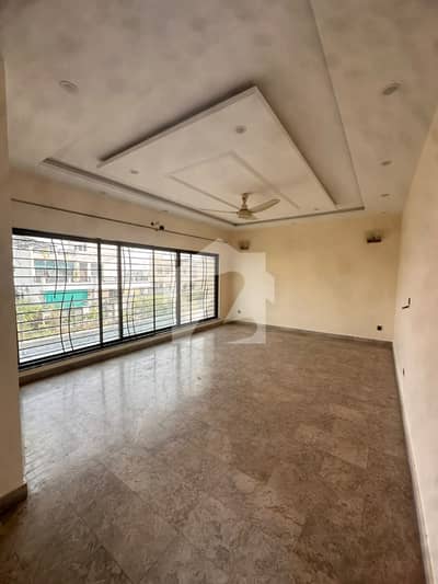 10 MARLA BEAUTIFULL UPPER PORTION AVAILABLE FOR RENT IN DHA PHASE 3