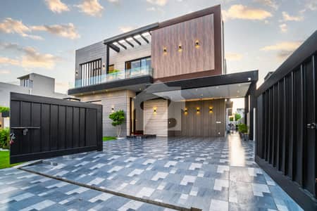 1 Kanal Slightly Used Well Maintained 5-Bedroom Semi Basement Bungalow For Sale At Prime Location Of DHA Lahore Near To Park Masjid & Commercial Market .