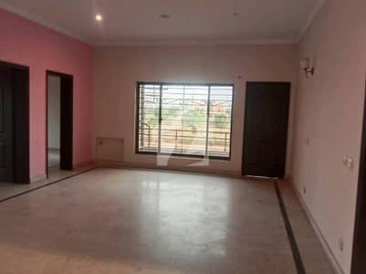 Prime Location Gulberg House For rent Sized 1 Kanal