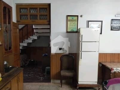 گلبرگ لاہور میں 4 کمروں کا 10 مرلہ مکان 3.0 لاکھ میں کرایہ پر دستیاب ہے۔