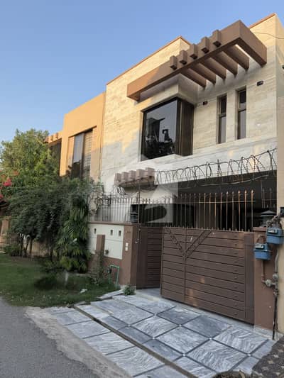 5 Marla Slightly Use A Good Location & Owner Build House -Must Be See 5 Marla Slightly Use A Good Location & Owner Build House -Must Be See