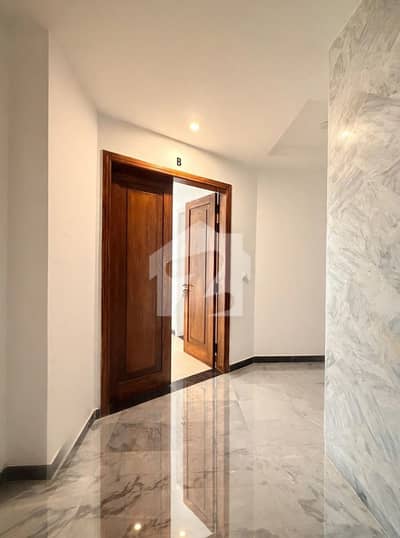 2 Beds Brand New Luxurious Glass Cabin Bath