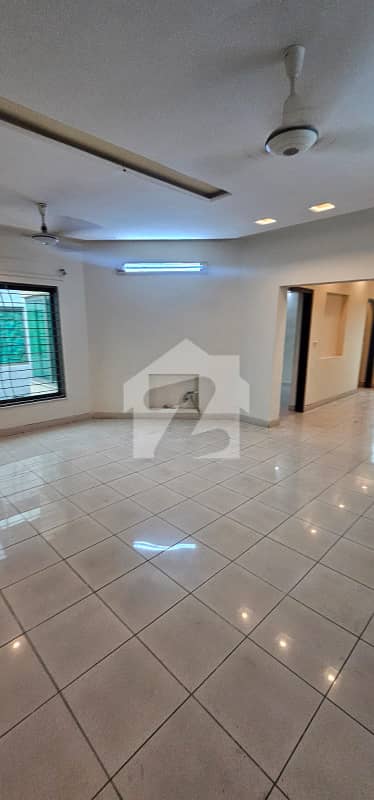 20 Marla 05 bedrooms house is available for Sale in askari 10 sector D Lahore