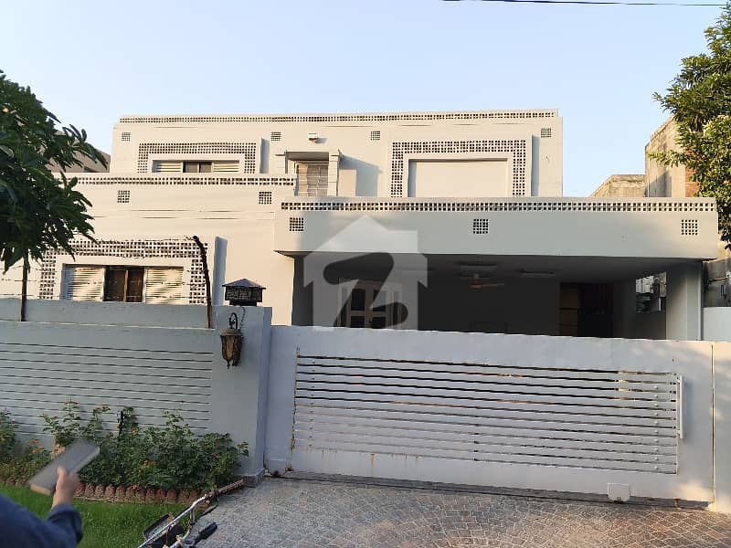 kanal stylish bungalow available for Sale kanal stylish bungalow available for Sale