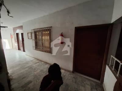 کلفٹن ۔ بلاک 4 کلفٹن,کراچی میں 2 کمروں کا 6 مرلہ فلیٹ 2.2 کروڑ میں برائے فروخت۔