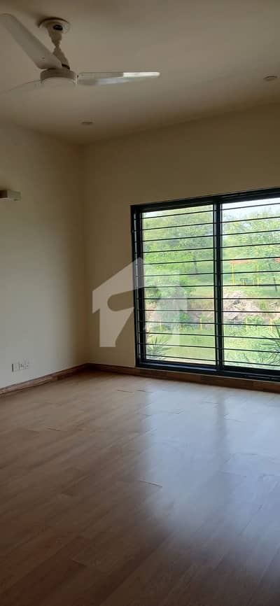 ای ۔ 11 اسلام آباد میں 5 کمروں کا 8 مرلہ مکان 7.5 کروڑ میں برائے فروخت۔