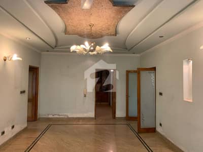 ONE KANAL BEAUTIFULL HOUSE AVAILABLE FOR RENT IN DHA PHASE 3