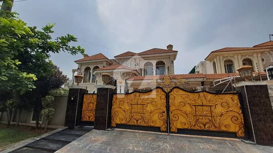 URGENT SALE | 2 KANAL MODERN MANSION ON 100 FT ROAD   Aisa ghar jo Luxury aur Comfort ka haseen imtizaj hai! Pehle se tayyar Private Home Cinema aur 100 Feet Wide Boulevard Location!