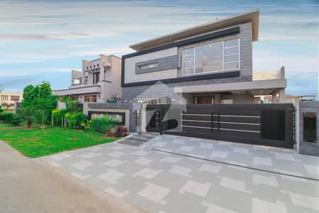 One Kanal Luxurious Bungalow Near From Park And Market Must Once Visit