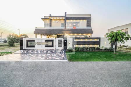 One Kanal Luxurious Bungalow Near McDonald'S And Park Prime Location