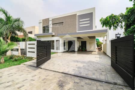 One Kanal Luxurious Bungalow Near Park And Market Posh Area