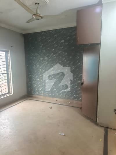 2nd FLOOR FLAT AVAILABLE FOR RENT FOR BACHELORS NEAR PIA ROAD
