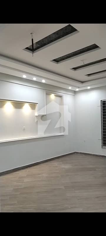 10 Marla Ground Portion For Rent Model Town Main Road Approach