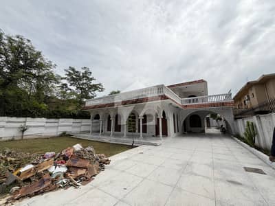 F-6 beautiful house for rent  Huge car parking