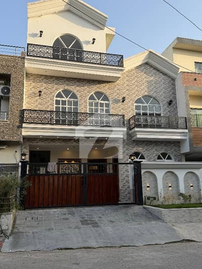 جی ۔ 13 اسلام آباد میں 5 کمروں کا 8 مرلہ مکان 7.4 کروڑ میں برائے فروخت۔