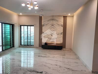 ASKARI 10 APARTMENT FOR RENT  WITH  04 BEDROOMS , DRAWING ROOM , TV LOUNGE & DINNIG ROOM , SERVANT QUARTER  SPACIOUS TERRACE.