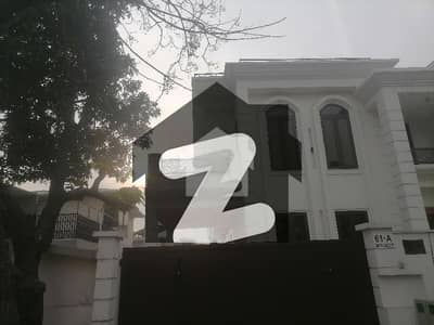 ایف ۔ 7 اسلام آباد میں 1 کنال مکان 16.0 لاکھ میں کرایہ پر دستیاب ہے۔