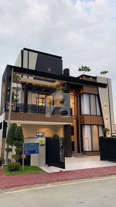 ڈی ایچ اے فیز 7 ڈی ایچ اے ڈیفینس,لاہور میں 5 مرلہ Studio دکان 4.5 کروڑ میں برائے فروخت۔