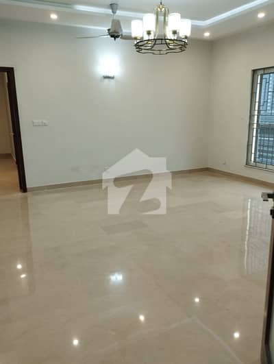 G11 Full House Renovated Double Unit 6 Bed Attached Washroom 2dd With Washroom 2lounge 2 Kitchen 4car Parking