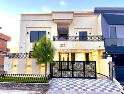 10 Marla White House For Sale In Faisal Hills